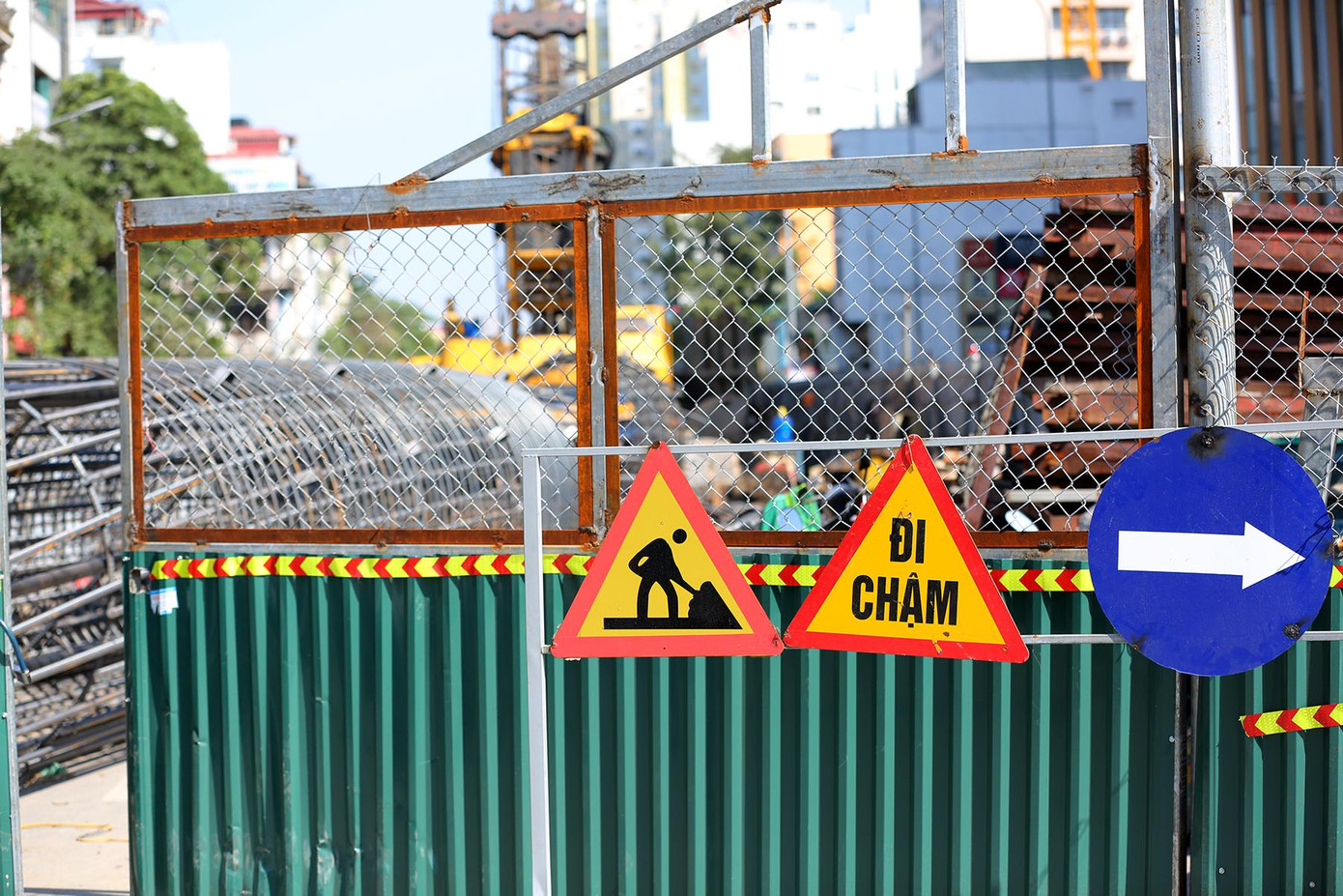 Đơn vị thi công đã bố trí biển cảnh báo và đèn tín hiệu để đảm bảo việc lưu thông của các phương tiện được an toàn.