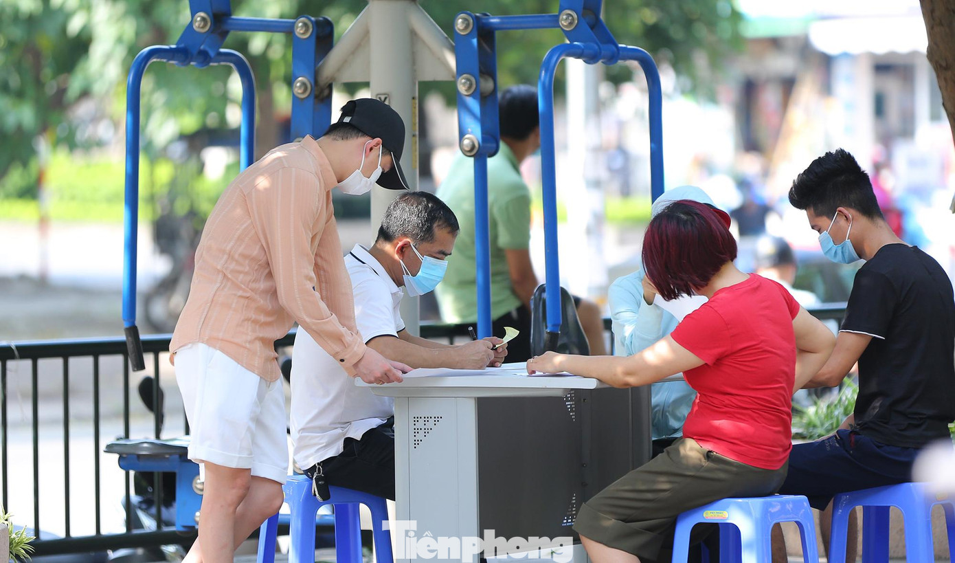Địa điểm lấy mẫu xét nghiệm là tổ 30 phường Trung Hoà. Trước khi lấy mẫu xét nghiệm, mọi người đều thực hiện khai báo y tế, đeo khẩu trang nghiêm túc.
