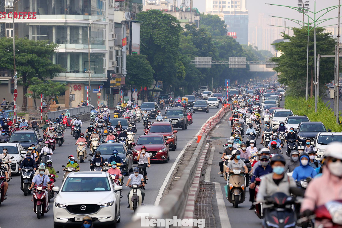 Ghi nhận lúc 7h sáng tại đường Tây Sơn (quận Đống Đa) , nhiều phương tiện đã bắt đầu đổ ra đường hướng đi về phía trung tâm.