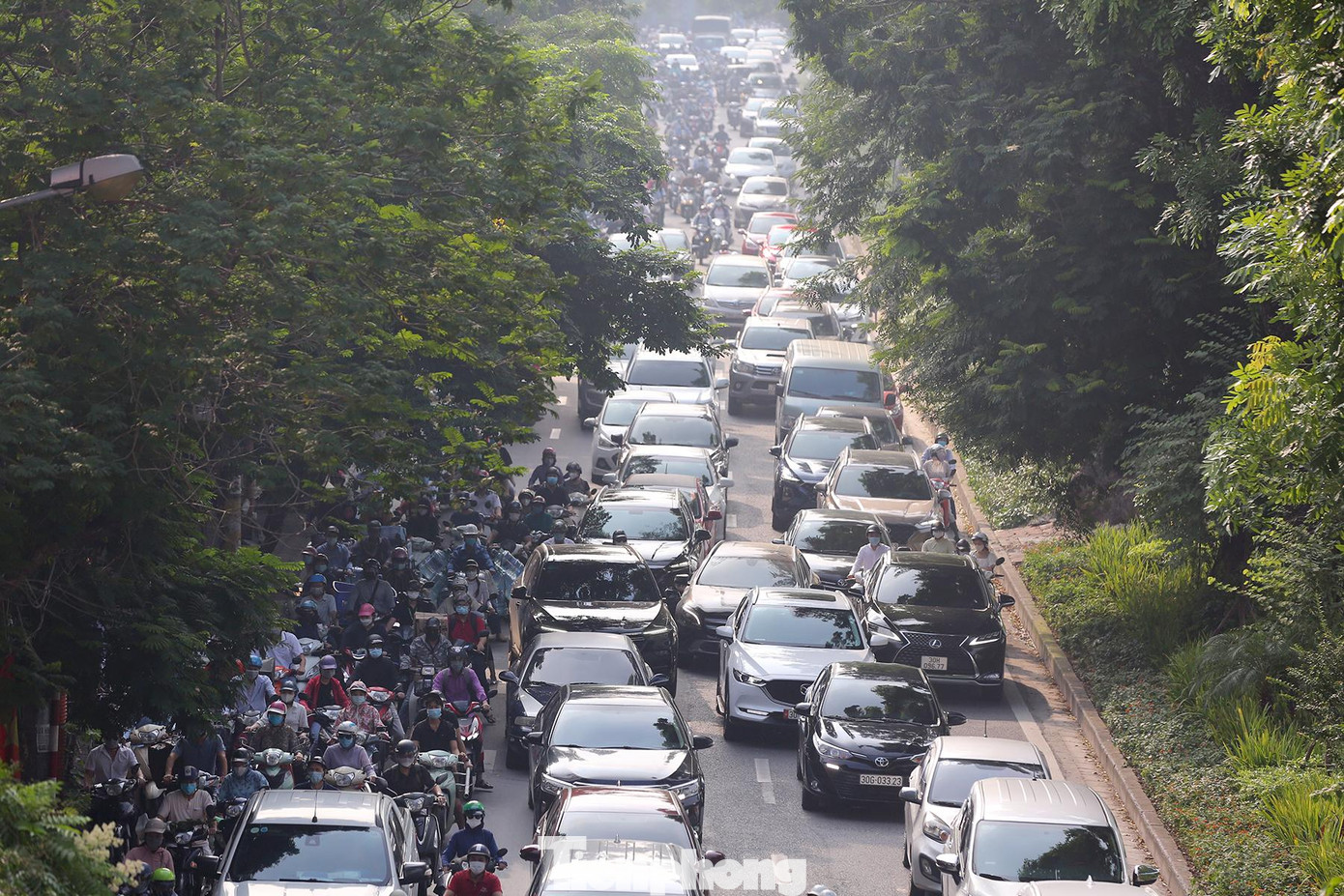 Đường Láng ghi nhận lúc 8h sáng, hàng dài phương tiện nối đuôi nhau di chuyển hướng vào trung tâm thành phố.