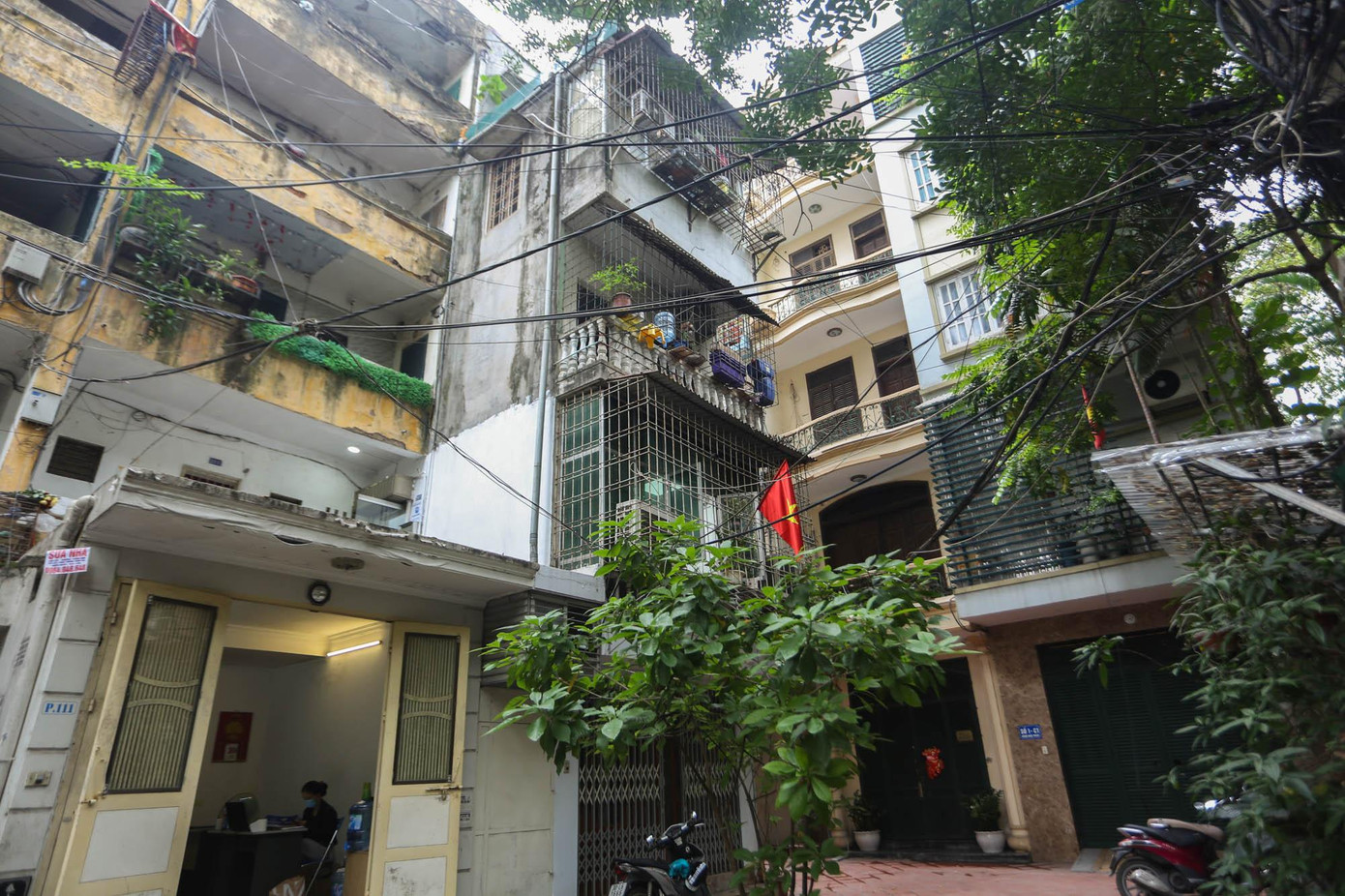 Hình ảnh quây kín đó cũng xuất hiện tại các căn hộ liền kề ở phố Hoàng Ngọc Phách.