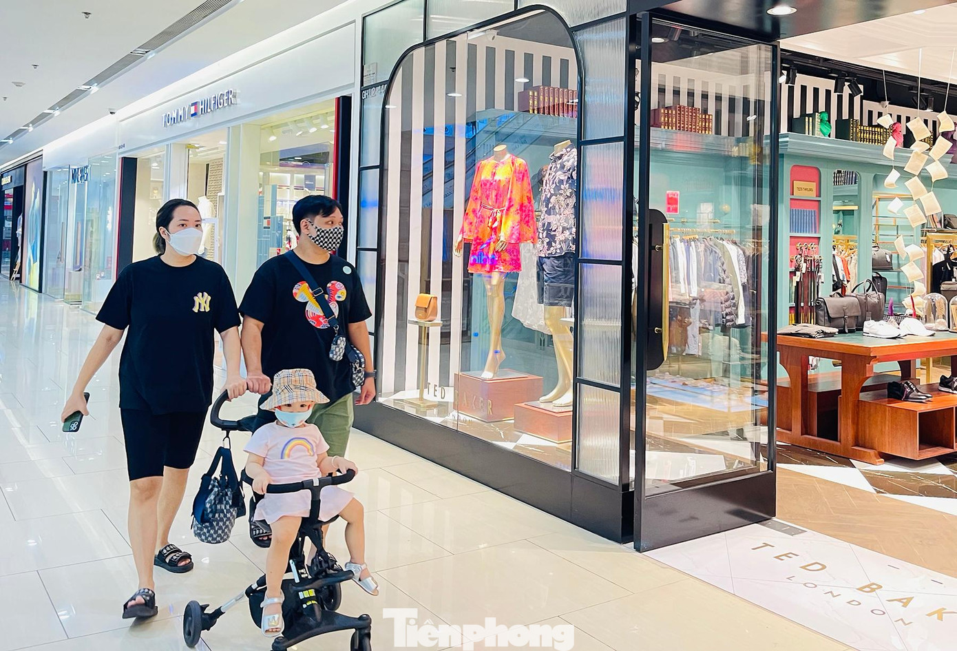 Người dân phấn khởi đưa cả con nhỏ tới đây để mua sắm.