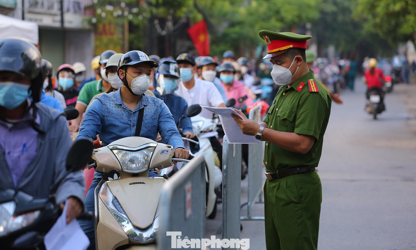 Trước đó, ngày 7/8, UBND TP Hà Nội đã ký, ban hành công văn về việc siết chặt cấp và sử dụng giấy đi đường trong thời gian giãn cách xã hội. Công văn yêu cầu người đi đường phải xuất trình kèm theo căn cước công dân hoặc chứng minh nhân dân, lịch trực, lịch làm việc, văn bản phân công nhiệm vụ của cơ quan, đơn vị.