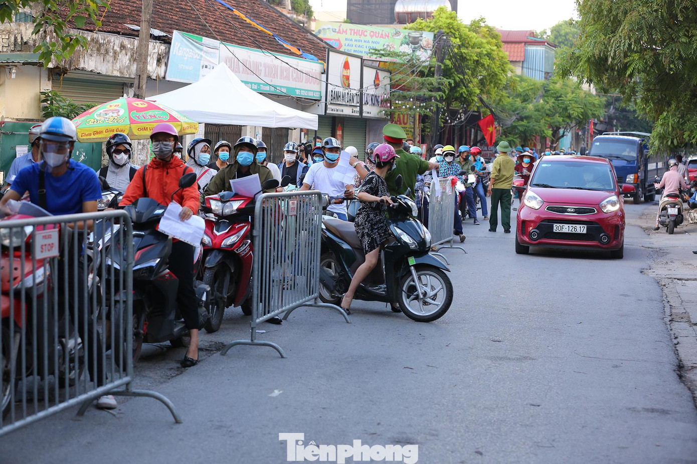 Việc kiểm soát chặt các loại giấy tờ tại chốt sáng nay cũng khiến một số thời điểm, chốt ùn ứ kéo dài, người nối người sát nhau không đảm bảo giãn cách an toàn phòng, chống dịch.