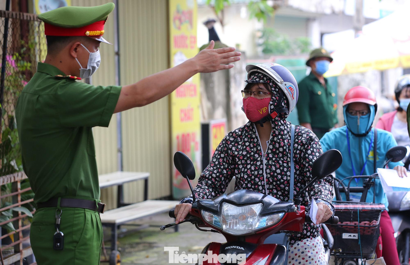 Khá nhiều người dân không có đủ các giấy tờ, lực lượng chức năng đã kiên quyết yêu cầu quay đầu xe ra về.