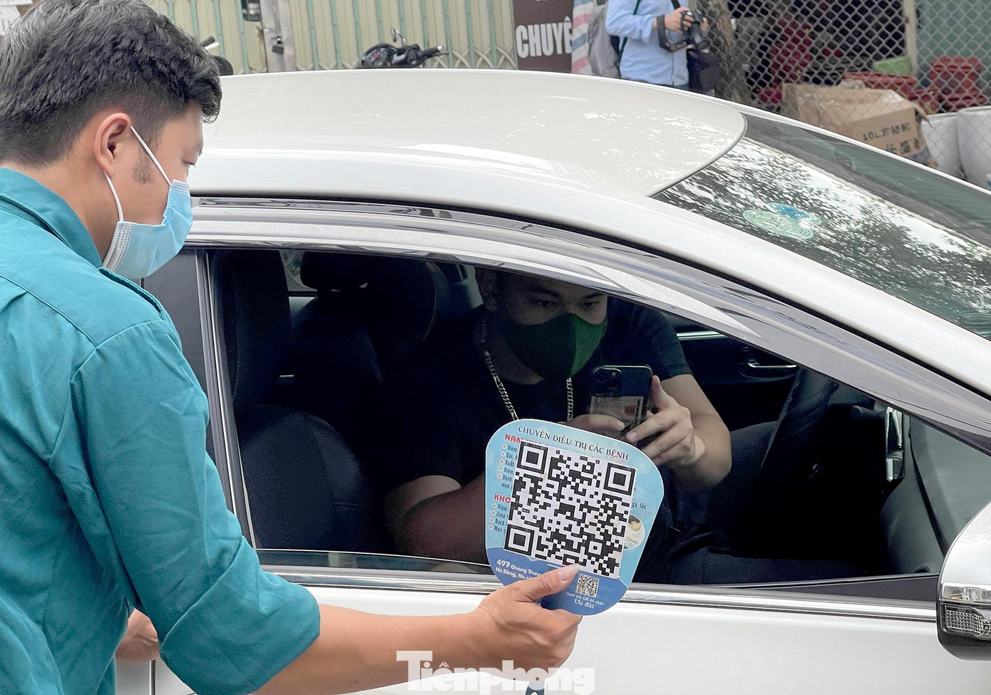 Các phương tiện khi vào địa phận của Huyện Thanh Trì đều được yêu cầu quét mã khai báo y tế.