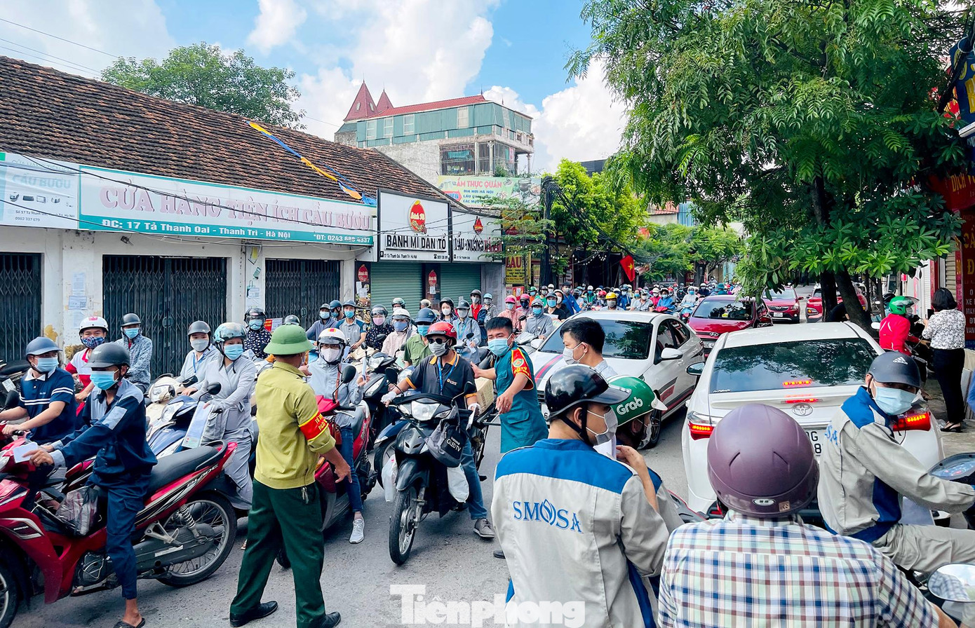 UBND huyện Thanh Trì (Hà Nội) vừa ra công văn số 1781, trong đó có nội dung quy định từ ngày 30/8 khi người dân đi làm sẽ phải xuất trình giấy đi đường kèm theo chứng minh thư nhân dân/ căn cước công dân và lịch trực, lịch làm việc, văn bản phân công nhiệm vụ của cơ quan, đơn vị.
