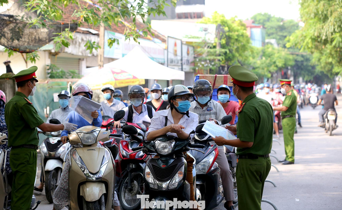Đến ngày 10/8, UBND TP Hà Nội đã điều chỉnh vì không thuận tiện cho người dân. Nhiều người cũng lo ngại việc tập trung xin giấy tờ tại địa phương hoặc việc kiểm tra giấy tờ quá lâu tại các chốt kiểm soát làm tăng nguy cơ lây nhiễm dịch COVID-19.