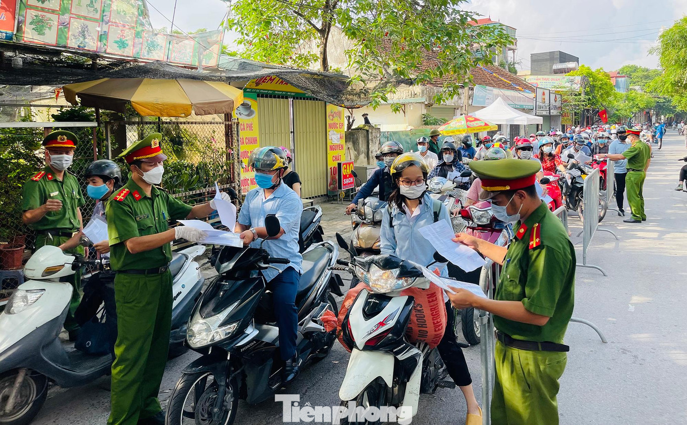 Ghi nhận trong buổi sáng 31/8 tại chốt kiểm soát dịch của xã Tả Thanh Oai, lực lượng chức năng bao gồm công an xã, cán bộ UBND xã, lực lượng dân quân tự vệ, thanh niên tình nguyện đã tiến hành phân luồng kiểm tra các loại giấy tờ của người dân ra đường.