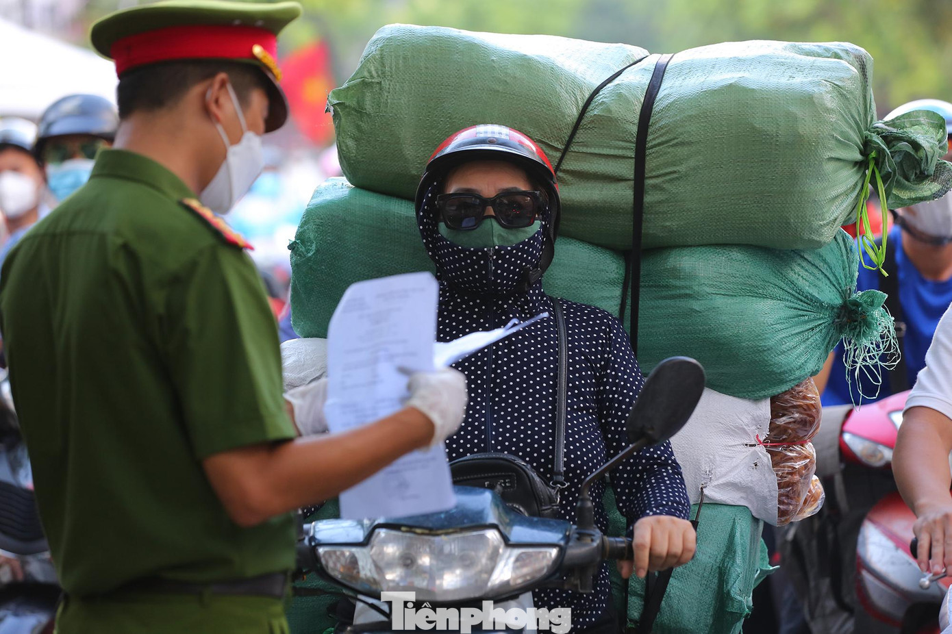 Nhiều người dân đi đường khá ngỡ ngàng trước yêu cầu kiểm tra giấy tờ như lịch làm việc, lịch trực... của lực lượng chức năng.