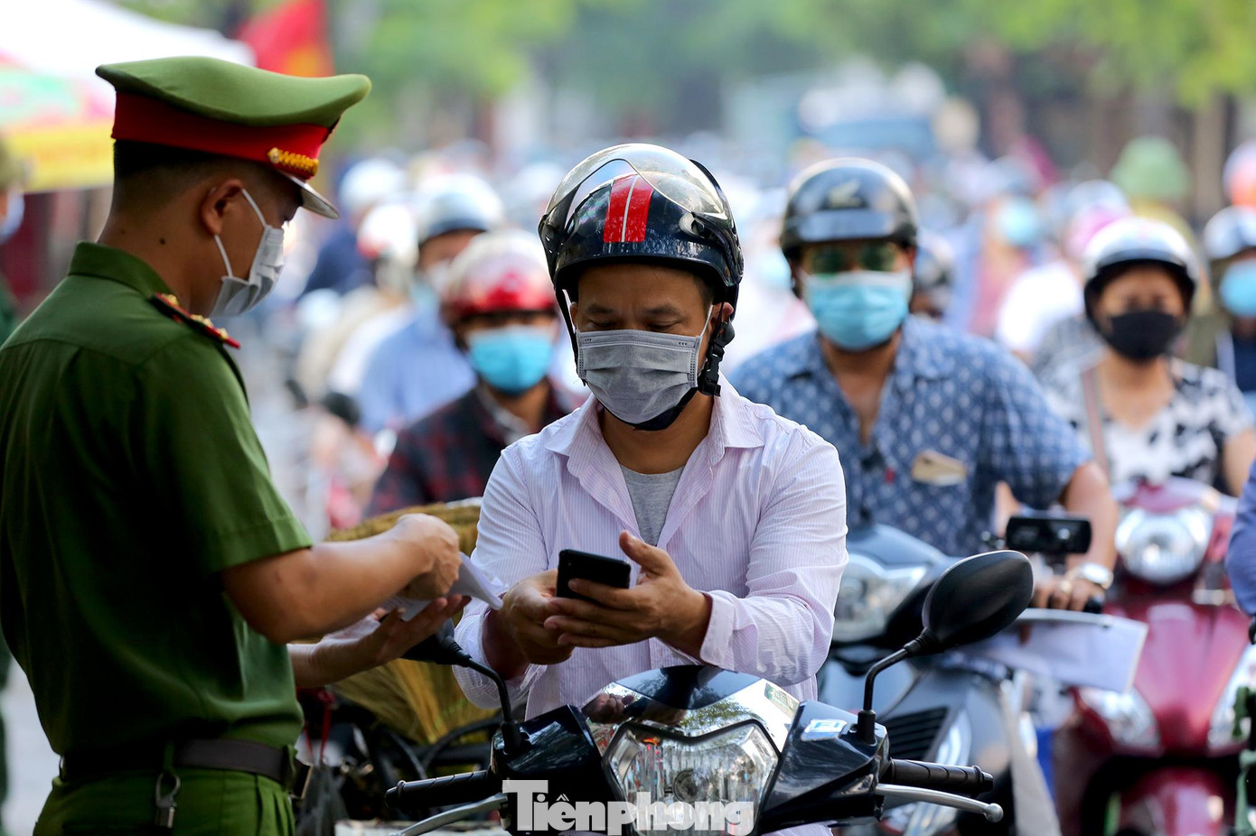 Người dân cẩn thận chụp sao lưu các quyết định phân công lịch làm việc, lịch trực... để kiểm tra tại chốt kiểm soát.