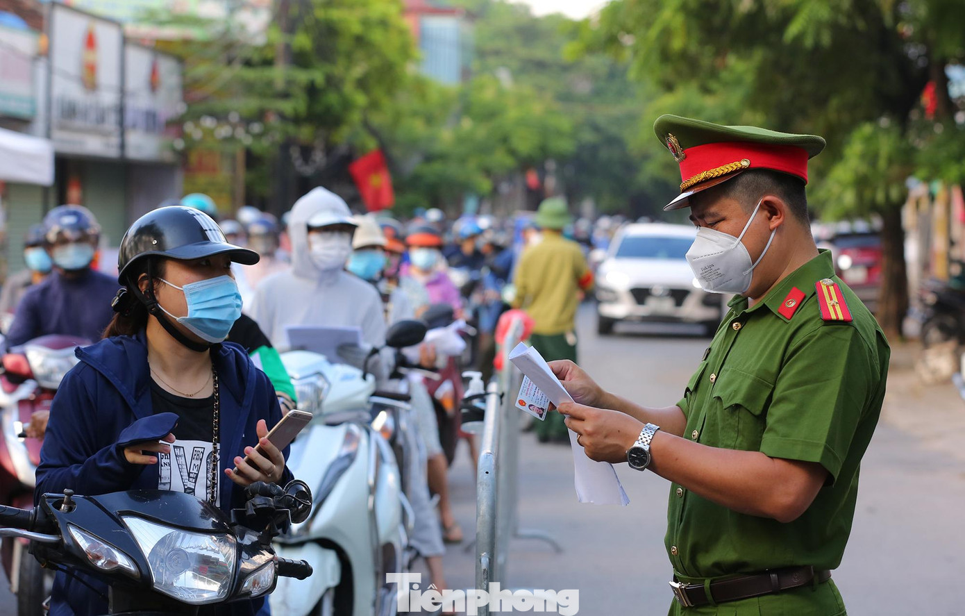 Theo lãnh đạo UBND huyện Thanh Trì, do tình hình dịch bệnh Covid-19 có nhiều diễn biến phức tạp, đặc biệt các khu vực giáp ranh với địa phương hiện vẫn có ổ dịch phát sinh các ca dương tính mới...