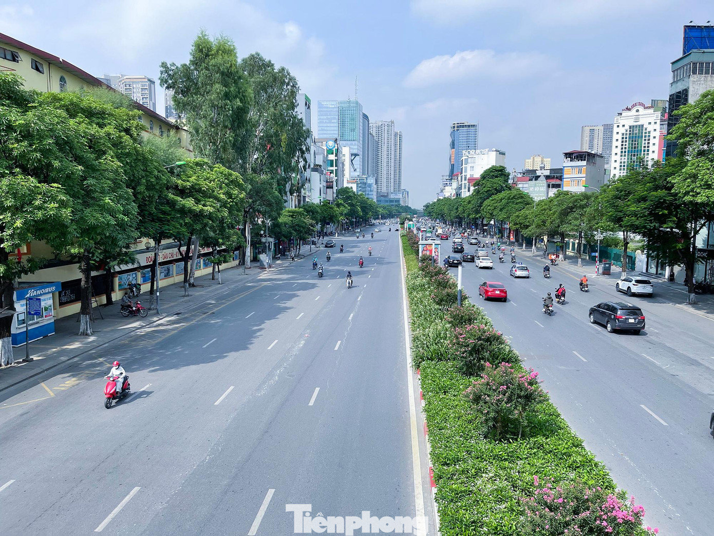 Người dân di chuyển dễ dàng trên tuyến phố Trần Duy Hưng cả 2 chiều.