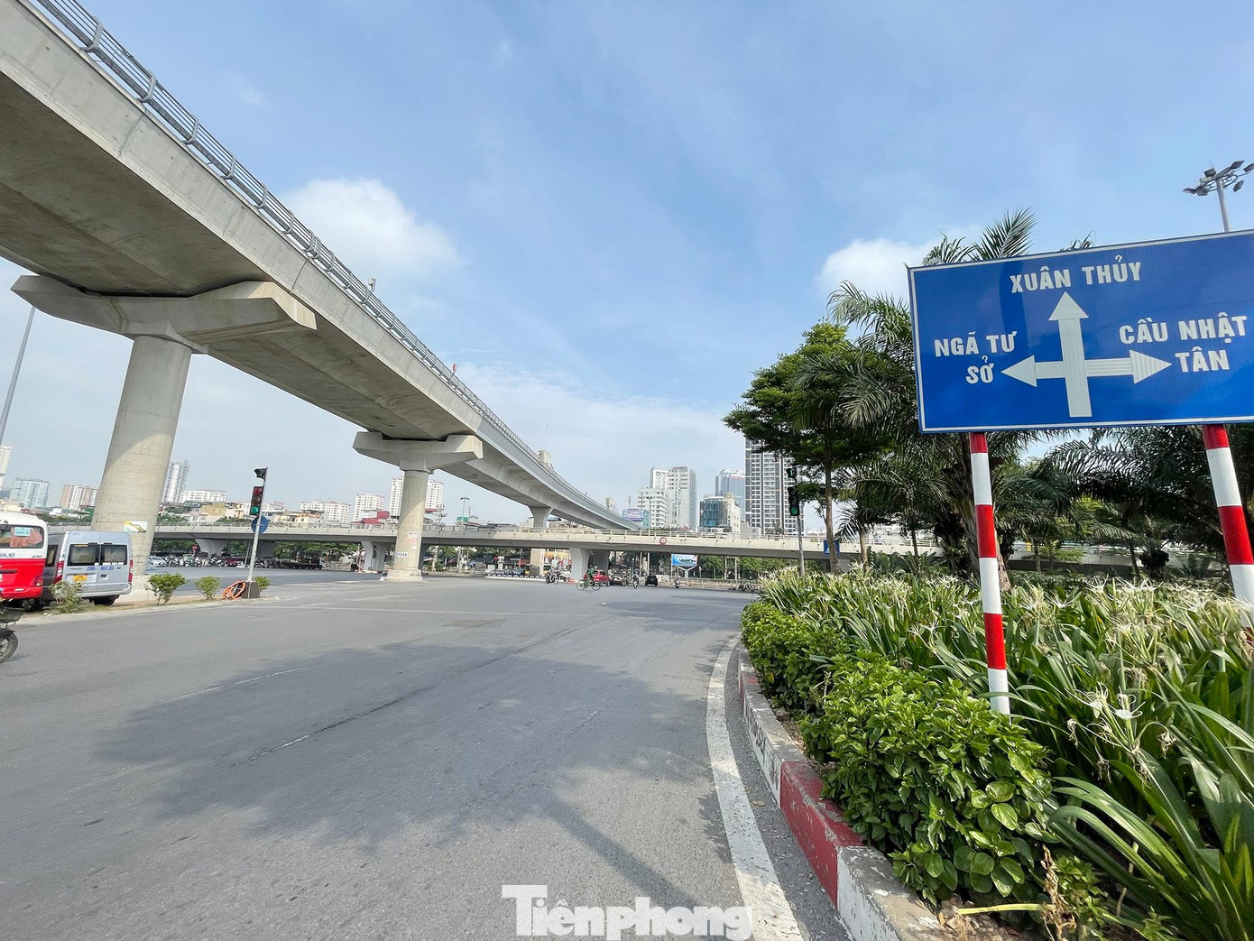 Ngã tư Cầu Giấy trong ngày đầu tuần khá vắng vẻ.