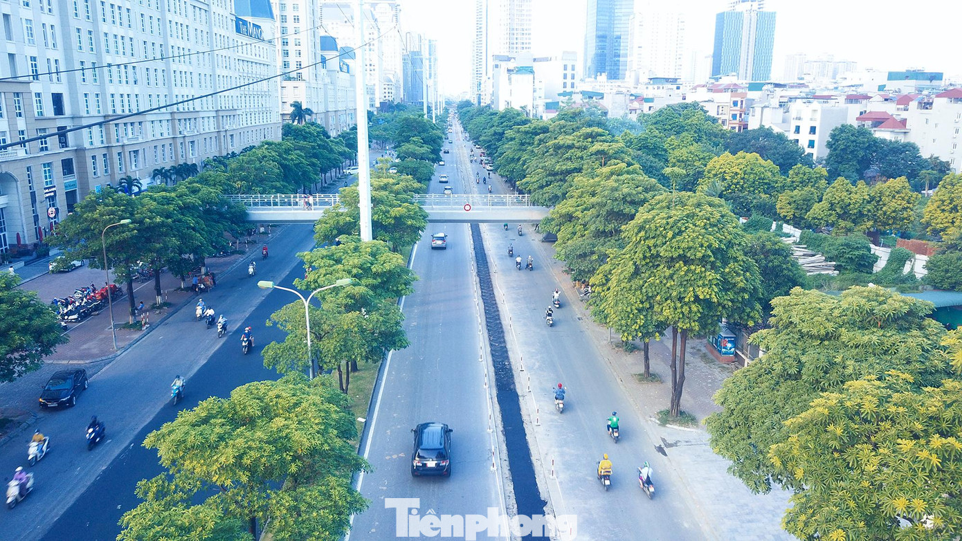 Phố Mễ Trì sau khi xén giải phân cách mở rộng đường.