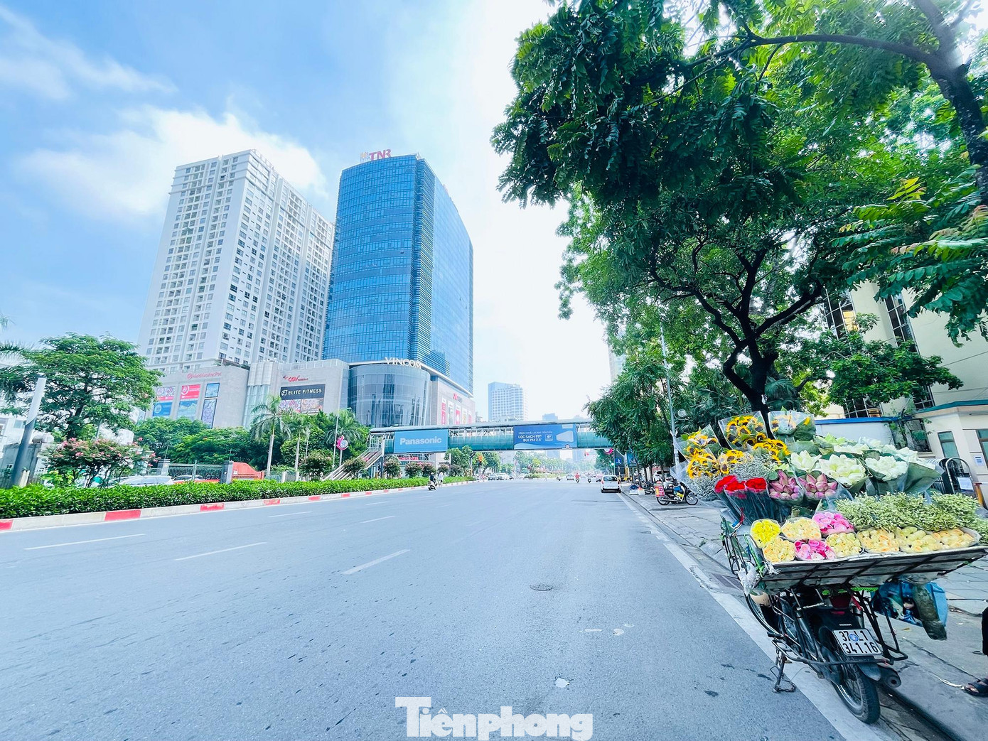 Phố Nguyễn Chí Thanh lác đác người, xe.