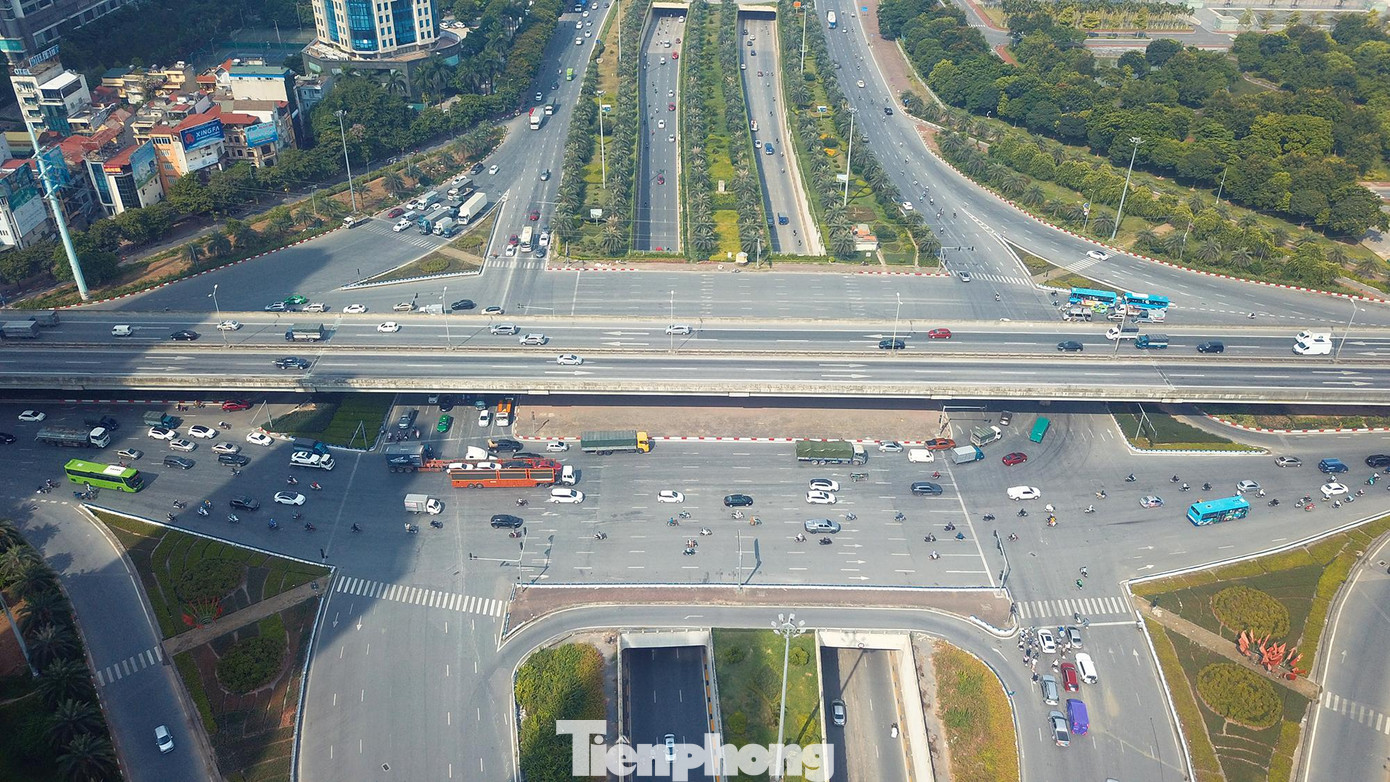 Ngã tư đại lộ Thăng Long ghi nhận vào giờ cao điểm sáng nay, mật độ giao thông thưa thớt.