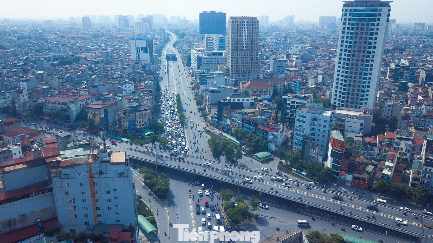 Trục đường Trường Chinh, Ngã Tư Sở ngày thường là điểm nóng giao thông nhưng giờ cao điểm sáng nay ghi nhận mật độ lưu thông không quá đông đúc, chật cứng như thường ngày.