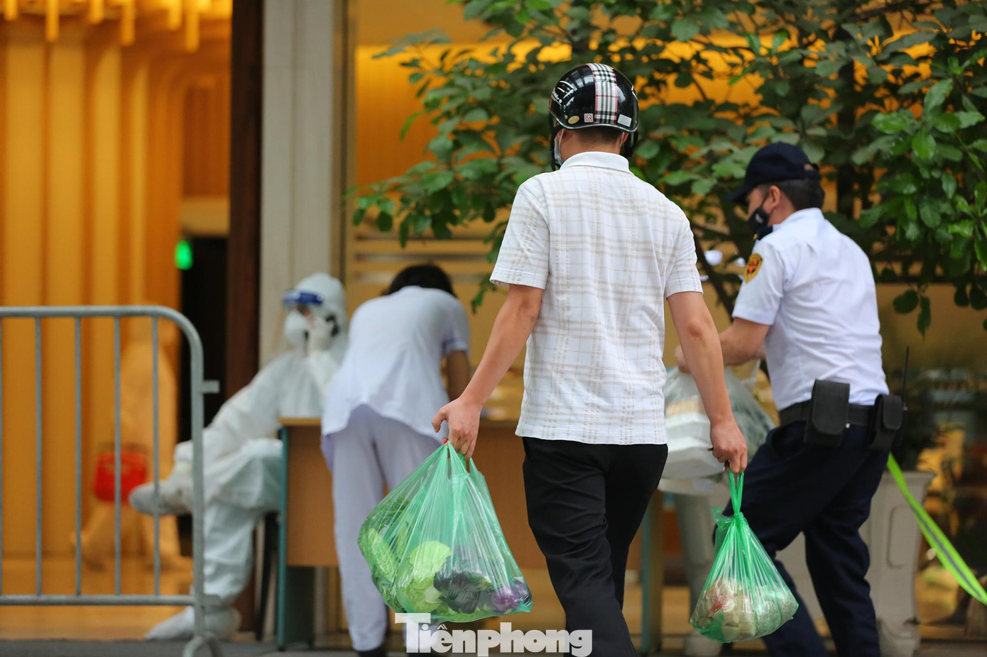 Được biết người này đã hết thời gian cách ly tập trung tại khách sạn Mường Thanh (66 Phúc La, Hà Đông), được chuyển về theo dõi tại nhà Phòng A2507 chung cư The Legend từ ngày 16/05/2021.