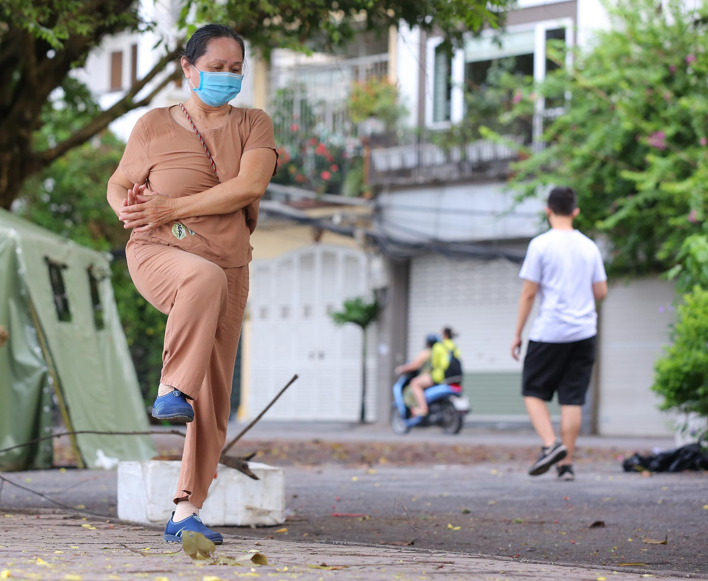 Sau nhiều ngày phải giãn cảnh ngưng trệ hoạt động thể dục, thể thao ngoài trời, từ sáng nay người dân thủ đô đã có thể thoải mái luyện tập.