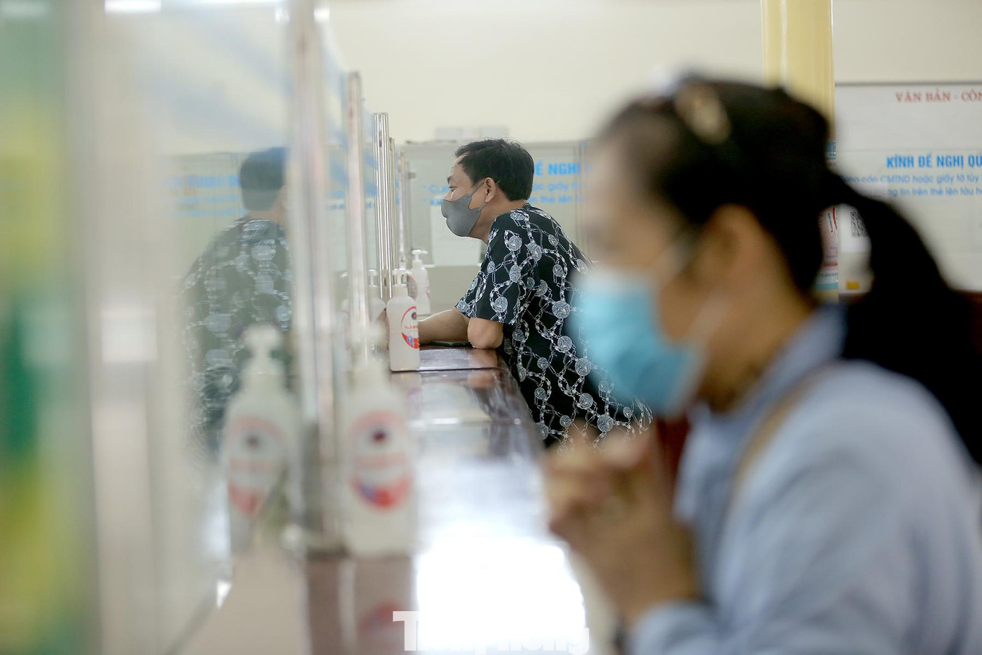 Khách xếp hàng giãn cách khi mua vé tại quầy sáng nay.