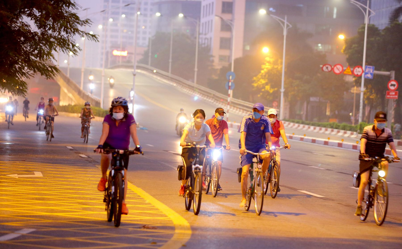 Theo ghi nhận của phóng viên Tiền Phong, từ 5h sáng, người dân Hà Nội đã đổ ra tập thể dục tại khu vực Hồ Ngọc Khánh, Hồ Hoàn Kiếm, khu vực xung quanh công viên Cầu Giấy, công viên Nghĩa Đô....