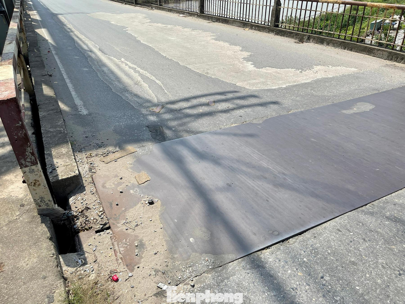 Theo kế hoạch, dự án cũng tiến hành xây dựng cầu Đuống đường bộ có điểm đầu tại vị trí nút giao khu vực chân cầu Đuống hiện hữu trên đường Ngô Gia Tự (quận Long Biên); điểm cuối tại khu vực nút giao giữa đường Hà Huy Tập với đường Phan Đăng Lưu (huyện Gia Lâm). Tim cầu Đuống đường bộ cách tim cầu hiện hữu khoảng 100 m về phía hạ lưu.