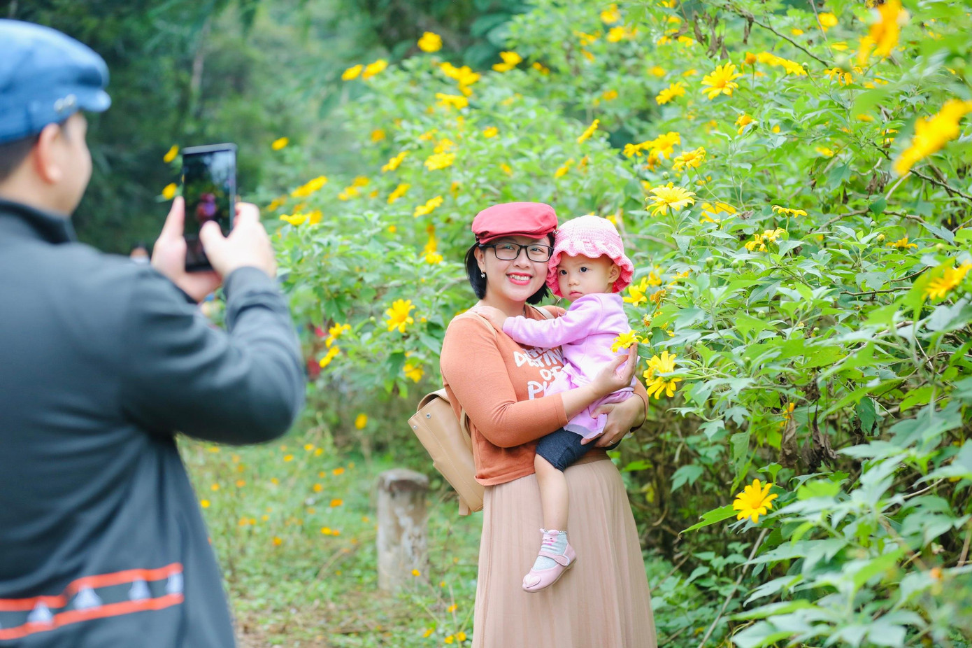 Gia đình anh Cao Thanh Hùng tranh thủ ngày cuối tuần tiết trời dễ chịu đã lựa chọn rừng hoa dã quỳ ở Ba Vì làm chuyến dã ngoại đổi gió: "Vợ chồng tôi rất thích hoa dã quỳ vì hoa mang một vẻ mộc mạc, hoang dã nhưng vẫn đẹp rạng rỡ, thu hút mọi ánh nhìn".