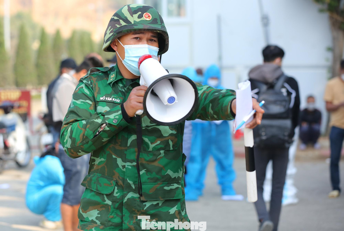 Chiến sĩ Mỗ Văn Khải thuộc đồn biên phòng cửa khẩu Hữu Nghị liên tục phát loa nhắc nhở các lái xe đứng giãn cách đảm bảo phòng, chống dịch trong lúc đợi xét nghiệm. Chiến sĩ Mỗ Văn Khải thuộc đồn biên phòng cửa khẩu Hữu Nghị liên tục phát loa nhắc nhở các lái xe đứng giãn cách đảm bảo phòng, chống dịch trong lúc đợi xét nghiệm.