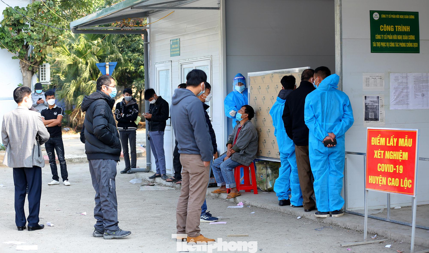 Tại lối dẫn lên cửa khẩu Hữu Nghị, các xe nối đuôi nhau chờ thủ tục thông quan. Lực lượng chức năng gồm biên phòng, y tế... có mặt 24/24h để giữ trật tự và test COVID-19. Tại lối dẫn lên cửa khẩu Hữu Nghị, các xe nối đuôi nhau chờ thủ tục thông quan. Lực lượng chức năng gồm biên phòng, y tế... có mặt 24/24h để giữ trật tự và test COVID-19.