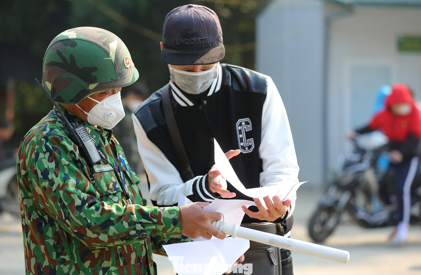 Các chiến sỹ đồn biên phòng cửa khẩu Hữu Nghị kiểm tra, hướng dẫn các lái xe thủ tục trước khi thông quan. Các chiến sỹ đồn biên phòng cửa khẩu Hữu Nghị kiểm tra, hướng dẫn các lái xe thủ tục trước khi thông quan.