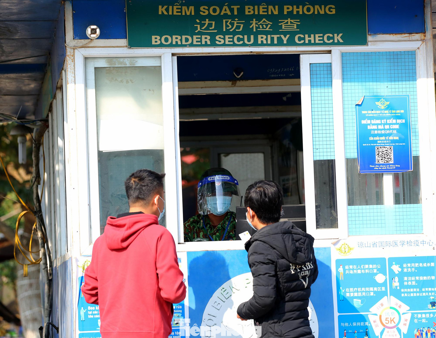 Trước tình trạng ùn ứ, tồn đọng hàng hóa chưa thể giải quyết dứt điểm được trong thời gian ngắn, Bộ Công Thương đã có các văn bản, khuyến cáo gửi các địa phương, doanh nghiệp, hiệp hội, đề nghị thường xuyên cập nhật thông tin từ các tỉnh biên giới phía Bắc để chủ động cân nhắc, điều chỉnh nhịp độ đưa hàng lên biên giới phù hợp với năng lực thông quan của các cửa khẩu. Trước tình trạng ùn ứ, tồn đọng hàng hóa chưa thể giải quyết dứt điểm được trong thời gian ngắn, Bộ Công Thương đã có các văn bản, khuyến cáo gửi các địa phương, doanh nghiệp, hiệp hội, đề nghị thường xuyên cập nhật thông tin từ các tỉnh biên giới phía Bắc để chủ động cân nhắc, điều chỉnh nhịp độ đưa hàng lên biên giới phù hợp với năng lực thông quan của các cửa khẩu.