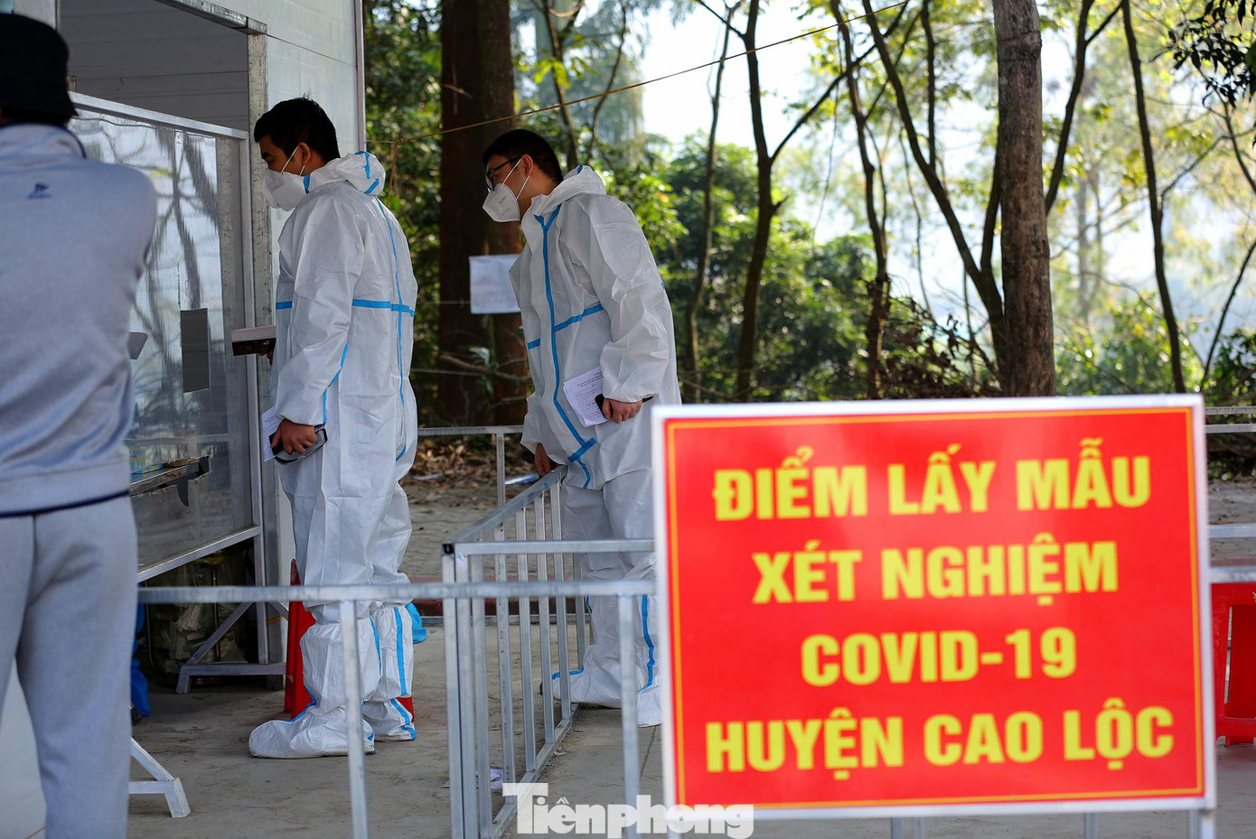 Cũng theo quy định, các lái xe đều phải mặc đồ bảo hộ khi đưa xe qua phía bên kia biên giới. Cũng theo quy định, các lái xe đều phải mặc đồ bảo hộ khi đưa xe qua phía bên kia biên giới.