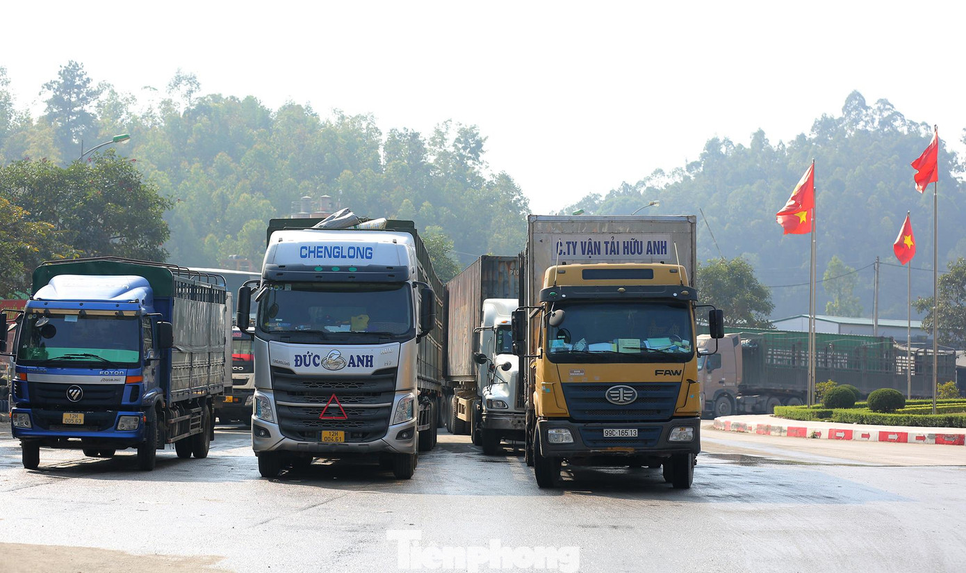 Hàng dài xe container xếp hàng chuẩn bị thông quan tại cửa khẩu Hữu Nghị. Hàng dài xe container xếp hàng chuẩn bị thông quan tại cửa khẩu Hữu Nghị.