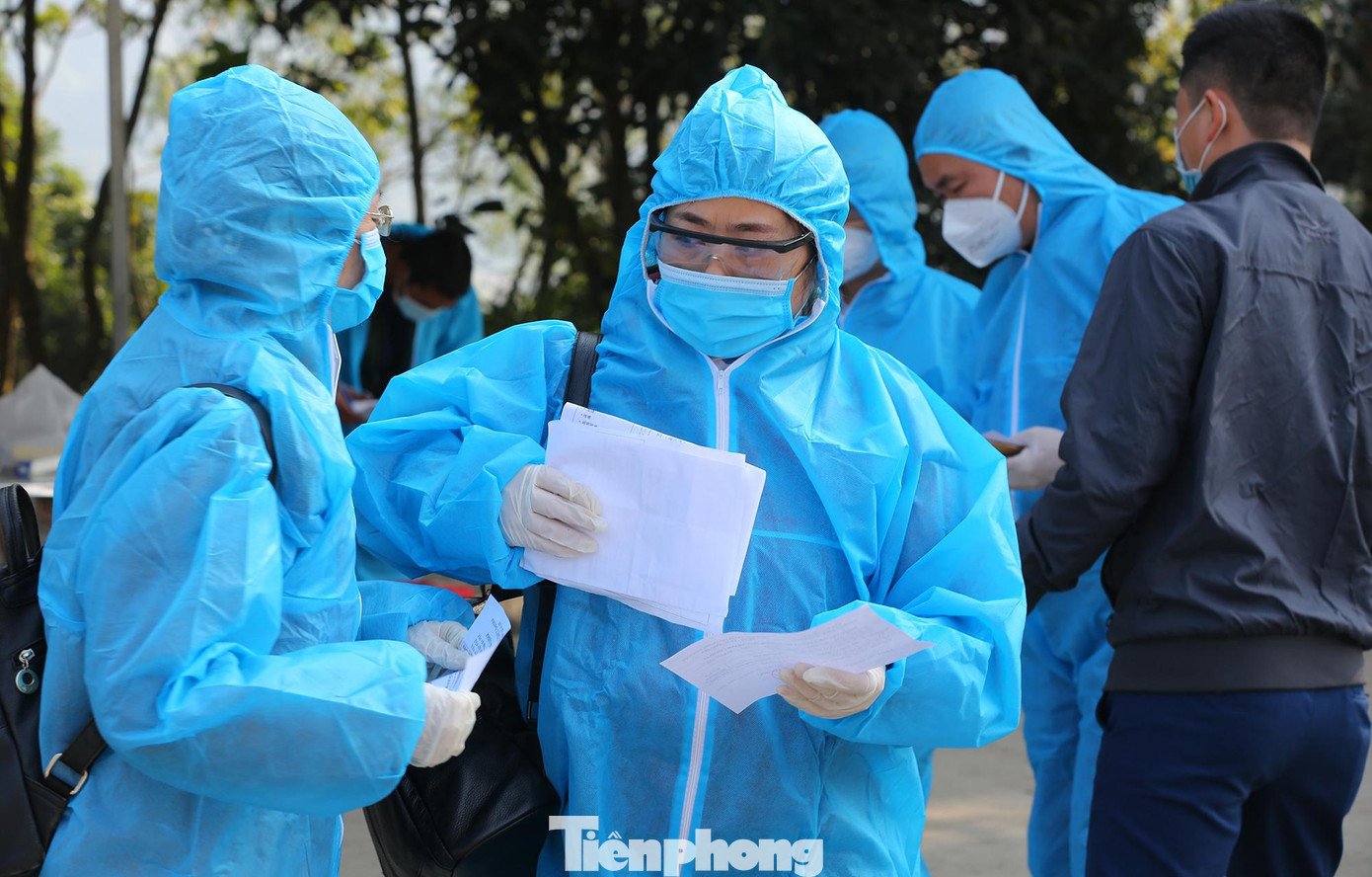 Sau khoảng 30 phút, các lái xe sẽ nhận được kết quả test nhanh COVID-19. Sau khoảng 30 phút, các lái xe sẽ nhận được kết quả test nhanh COVID-19.