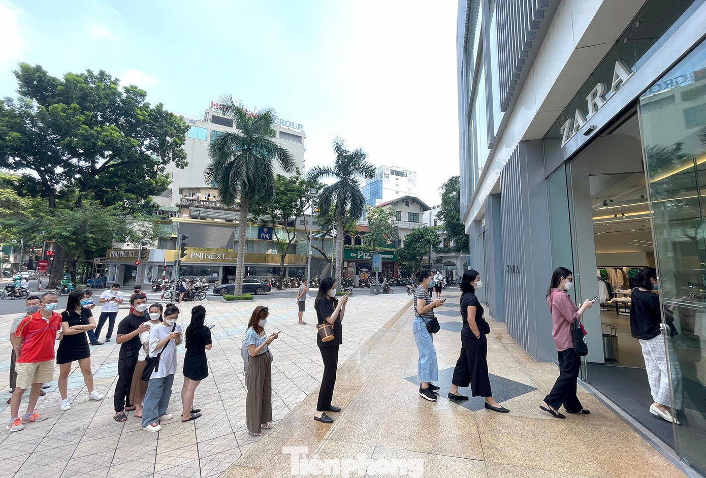 Sáng 28/9, các trung tâm thương mại ở Hà Nội đã chính thức mở cửa trở lại sau thời gian giãn cách để chống dịch COVID-19. Khách hàng tuân thủ xếp hàng chờ quét mã QR để vào mua sắm.