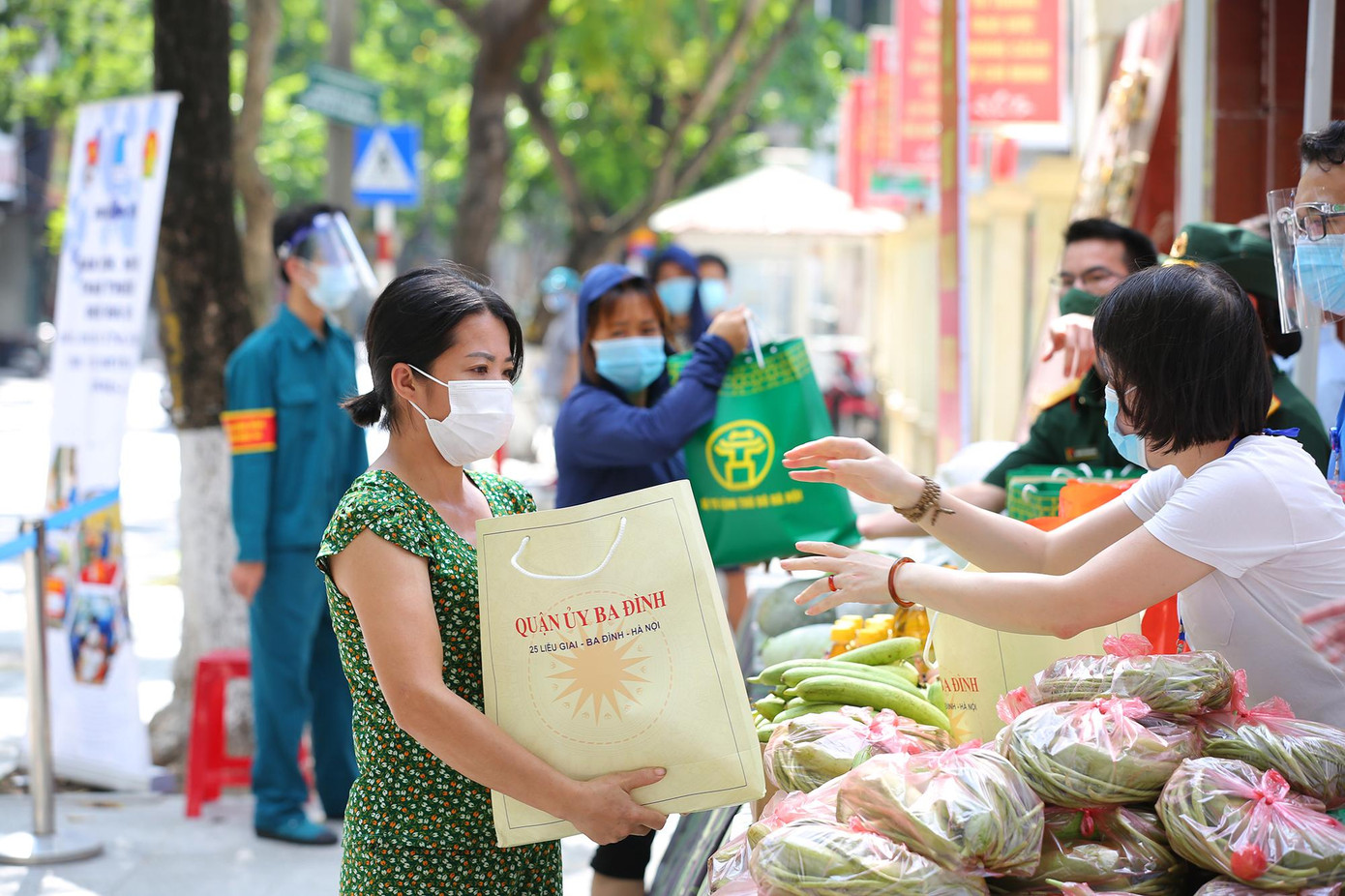 Đại tá Doãn Kim Tuyến, Phó Chủ nhiệm chính trị Bộ Tư lệnh Thủ đô Hà Nội cho biết, thông qua “Gian hàng 0 đồng”, đơn vị mong muốn có thể chia sẻ những khó khăn với người dân, người lao động, sinh viên trên địa bàn gặp khó khăn do đại dịch.