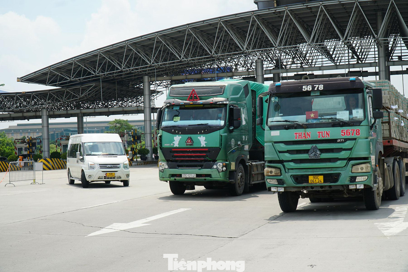 Để bảo vệ thành quả chống dịch cũng như phòng, chống dịch COVID-19 không xâm nhập vào Thủ đô, tránh lây lan dịch bệnh ra các tỉnh, thành khác từ việc di chuyển không an toàn của người dân, công tác kiểm soát người và phương tiện tại 22 chốt kiểm soát này vẫn được tăng cường chặt chẽ như trước khi thành phố nới lỏng giãn cách..
