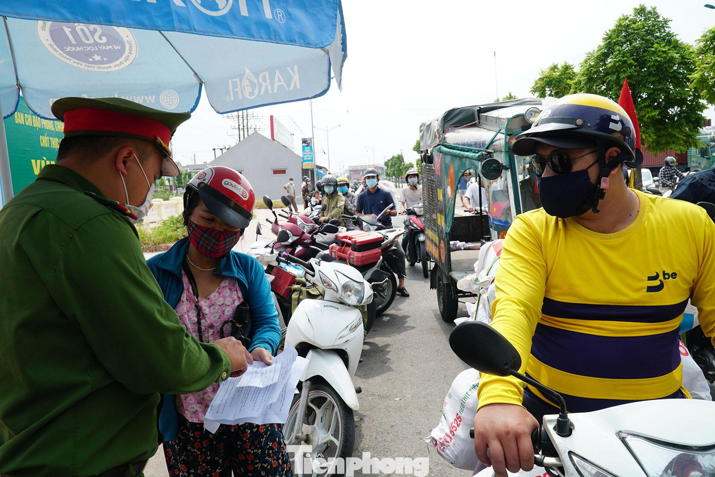 Sau khi Hà Nội nới lỏng giãn cách, lực lượng chức năng vẫn kiểm soát chặt tại 22 chốt cửa ngõ Thủ đô.