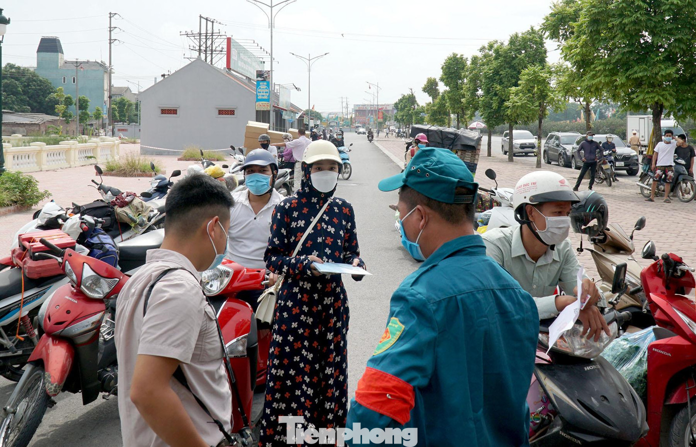 Lực lượng chức năng cho biết, người và phương tiện được lưu thông qua chốt kiểm soát khi có đủ các giấy tờ liên quan theo nội dung Công văn 2434/UBND-KT ngày 29/7 của Ủy ban nhân dân thành phố Hà Nội (Công văn 2434/UBND-KT quy định thống nhất mẫu giấy tờ sử dụng cho một số đối tượng đủ điều kiện lưu thông trên địa bàn Thành phố trong thời gian giãn cách xã hội - PV).