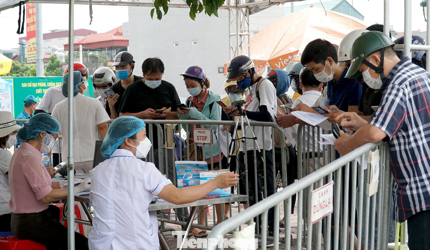 Người dân đủ điều kiện sẽ được qua chốt.
