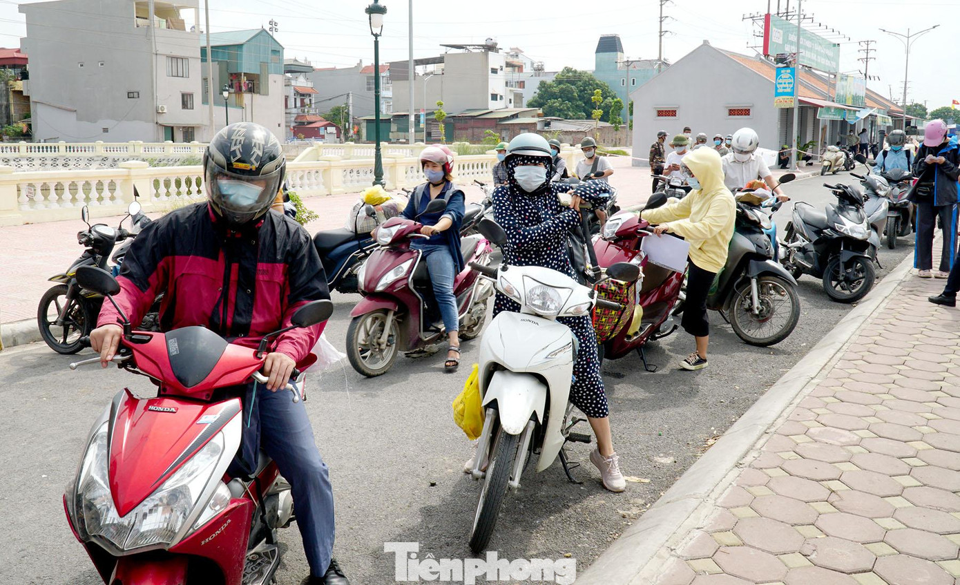 Theo ghi nhận của phóng viên Báo Tiền Phong, tại chốt kiểm soát trên quốc lộ 5 (QL5) giáp ranh tỉnh Hưng Yên, lượng người di chuyển từ các tỉnh vào Hà Nội khá đông.