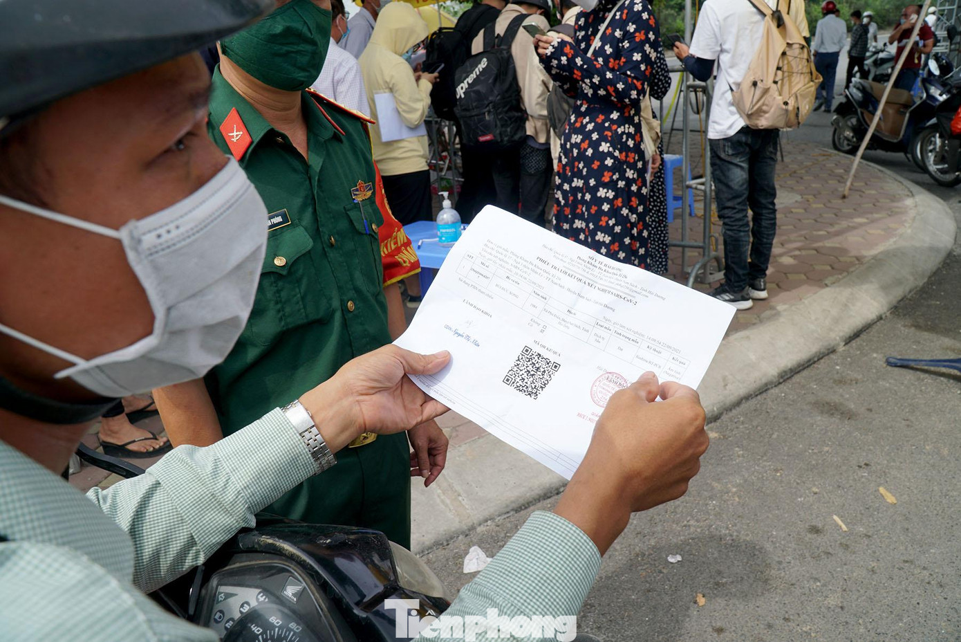 Người dân cần cung cấp đủ giấy tờ tuỳ thân, giấy đi đường và giấy xét nghiệm RT-PCR có hiệu lực trong vòng 72 giờ sẽ được lưu thông qua chốt kiểm soát.