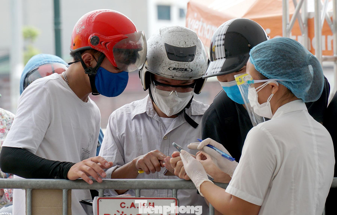 Người dân khai báo y tế, kiểm tra quét mã QR tại chốt kiểm soát quốc lộ 5.