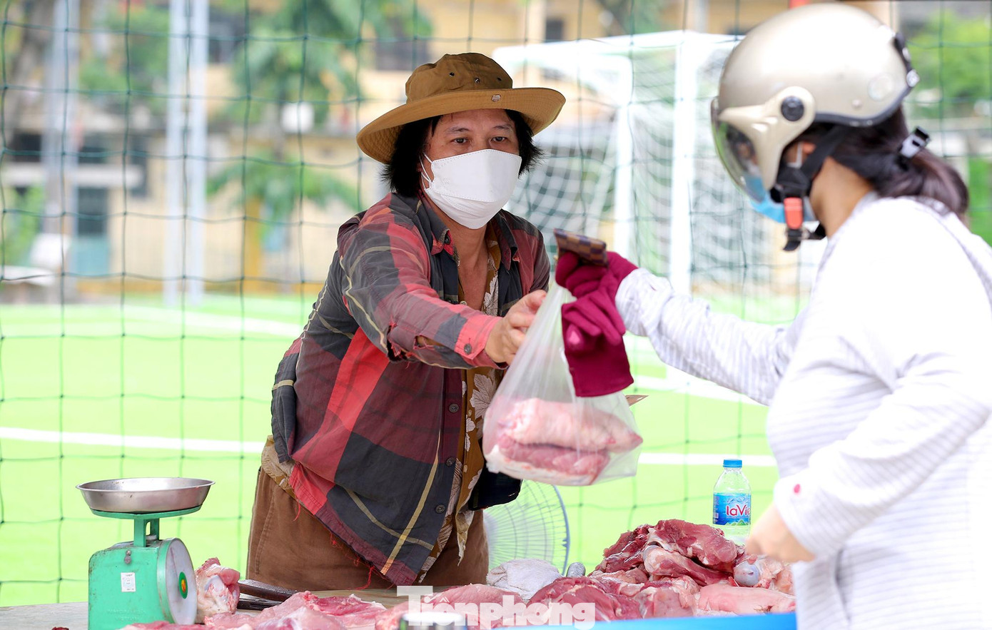 "Giá cả tại đây đều đảm bảo bình ổn, không tăng, nguồn cung dồi dào đảm bảo cho toàn bộ người dân", một chủ gian hàng bán thịt lợn tại chợ lưu động sân bóng B5 chia sẻ.