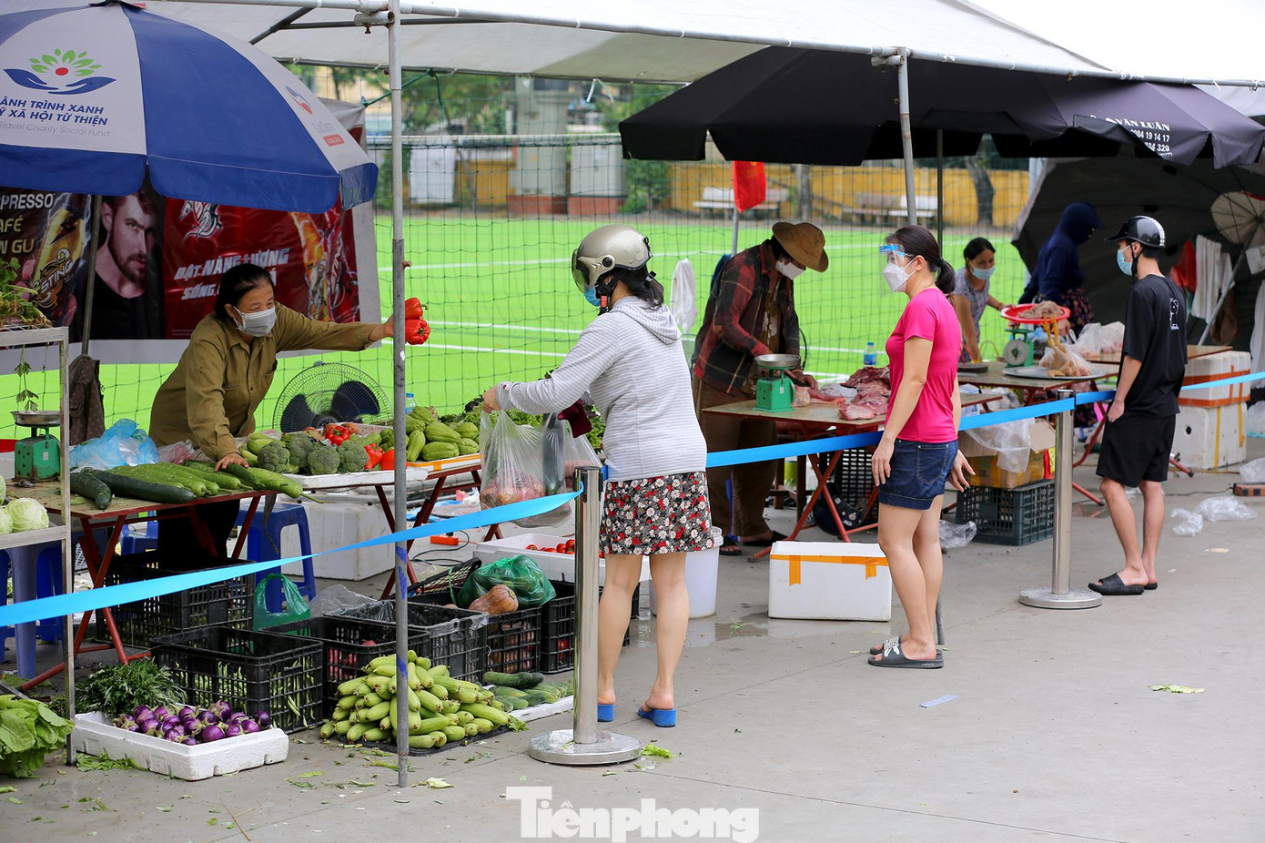 Người dân khi đi mua sắm tại chợ đều tuân thủ 5K, đeo khẩu trang, giữ khoảng cách 2m...