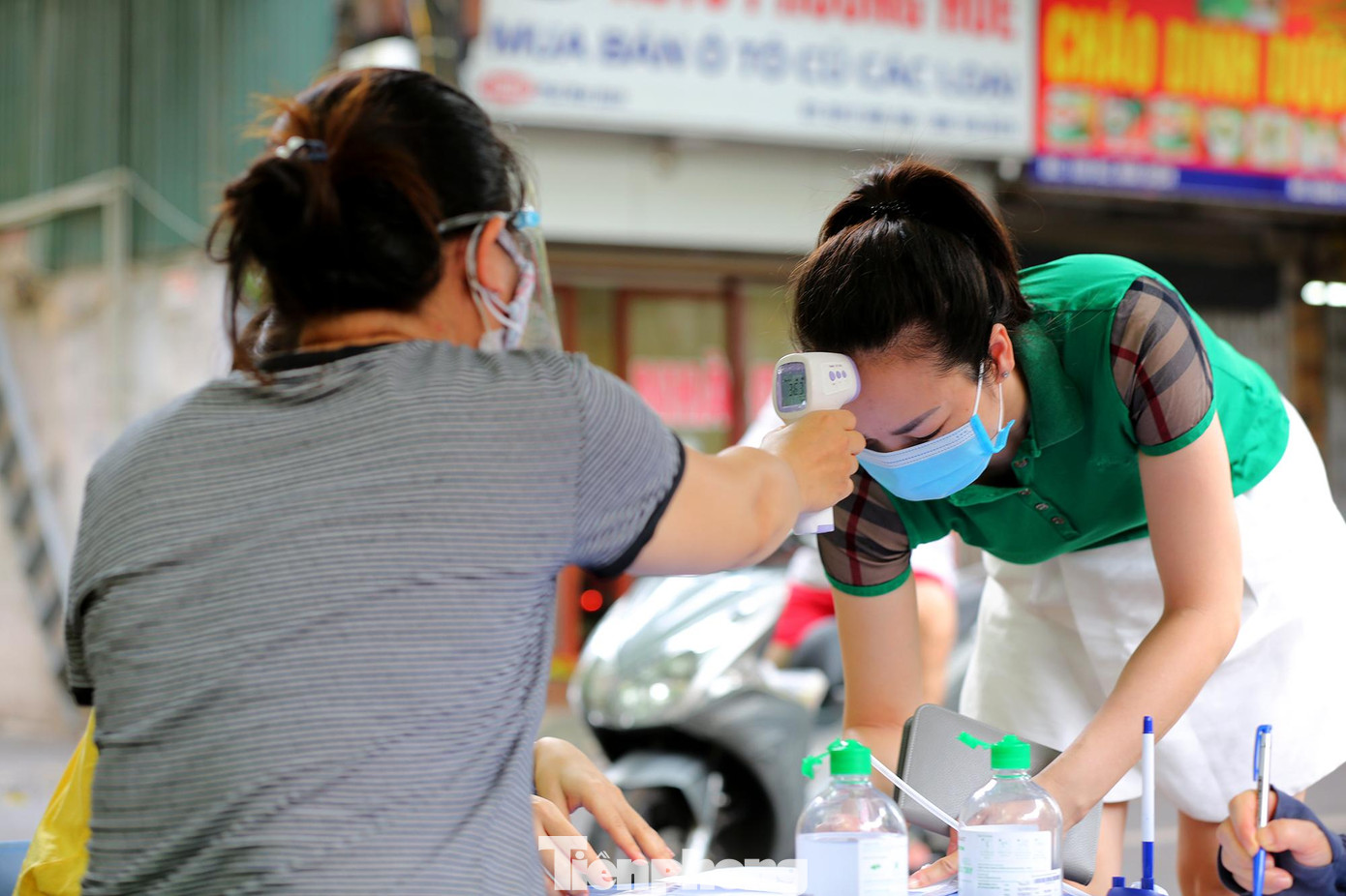 Người dân khi đi các chợ lưu động bình ổn giá này phải thực hiện được đo thân nhiệt, khai báo y tế để đảm bảo công tác phòng, chống dịch COVID-19.