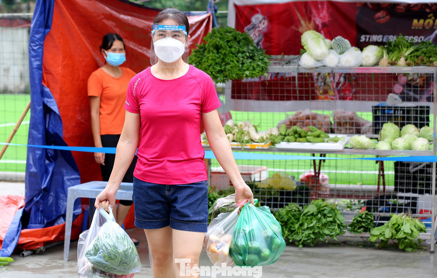 Chị Vân Anh (tổ 20, phường Mai Dịch) chia sẻ: "Hằng ngày tổ dân cư đều có thông báo trên nhóm, ai cần đi chợ giúp thì báo, đại diện tổ sẽ đi mua giúp. Việc này không chỉ giúp thắt chặt nghĩa tình mà còn giúp đảm bảo công tác phòng, chống dịch".