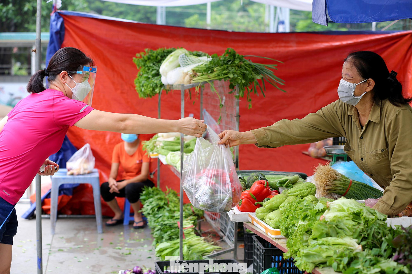 Cô Nguyễn Thị Hoa (54 tuổi) cho biết: "Rau củ quả đều luôn tươi mới, giá cả luôn được bình ổn, chúng tôi cũng mong muốn dịch bệnh sớm được kiểm soát".