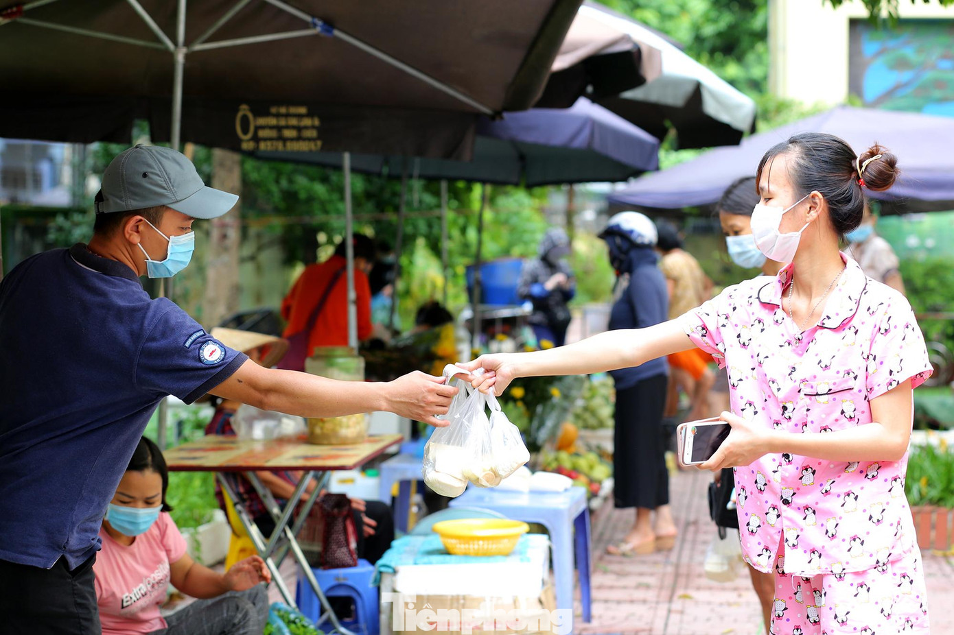 "Trước kia tôi thường mua thức ăn ở chợ Đồng Xa nhưng sau khi chợ đóng cửa thì việc mua bán gặp nhiều khó khăn hơn. Nhờ có chợ lưu động này tôi có thể mua rau xanh cho bữa ăn của gia đình, giá cả không bị chênh so với ngày trước" - chị N.T.A (tổ 19, phường Mai Dịch) chia sẻ.